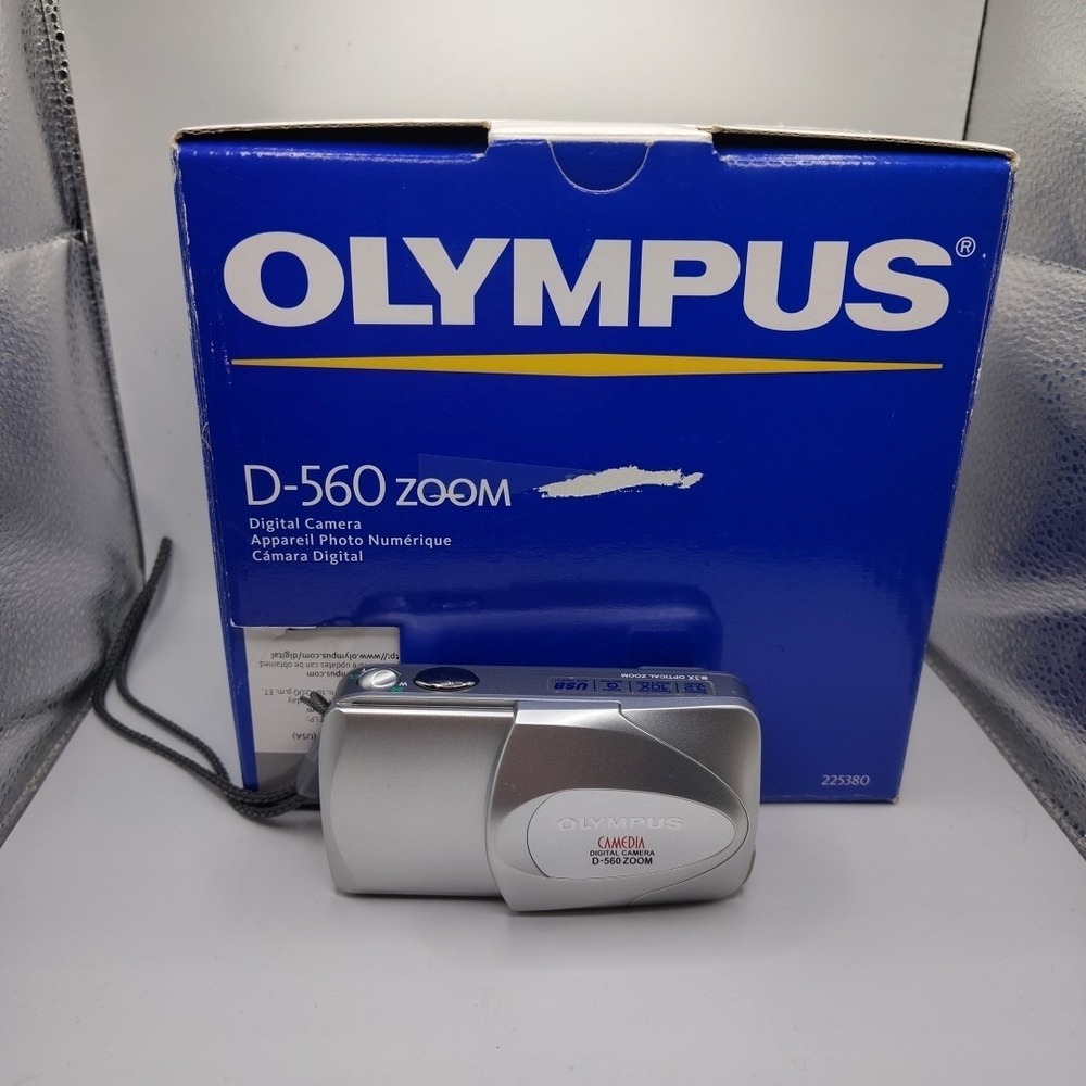 Olympus D-560 3.2MP Digital Camera 3x Optical Zoom Tested With Box Manuals Cords